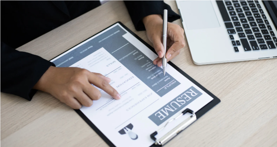 recruteur qui regarde un cv