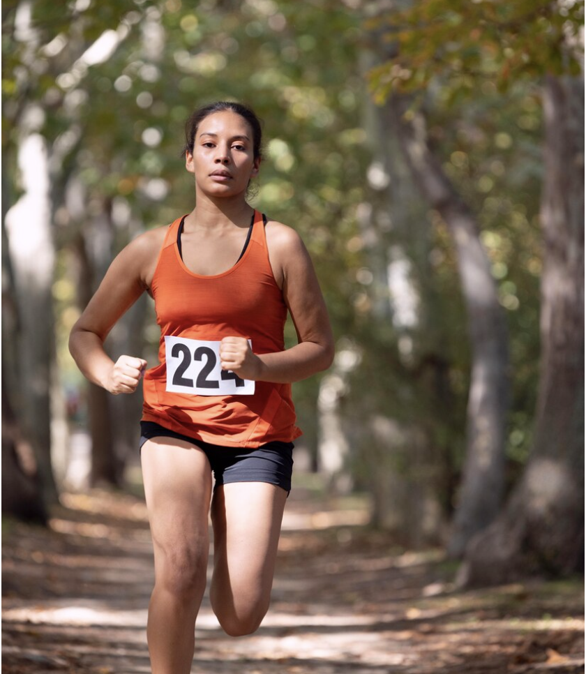 Femme qui court au téléthon 2024