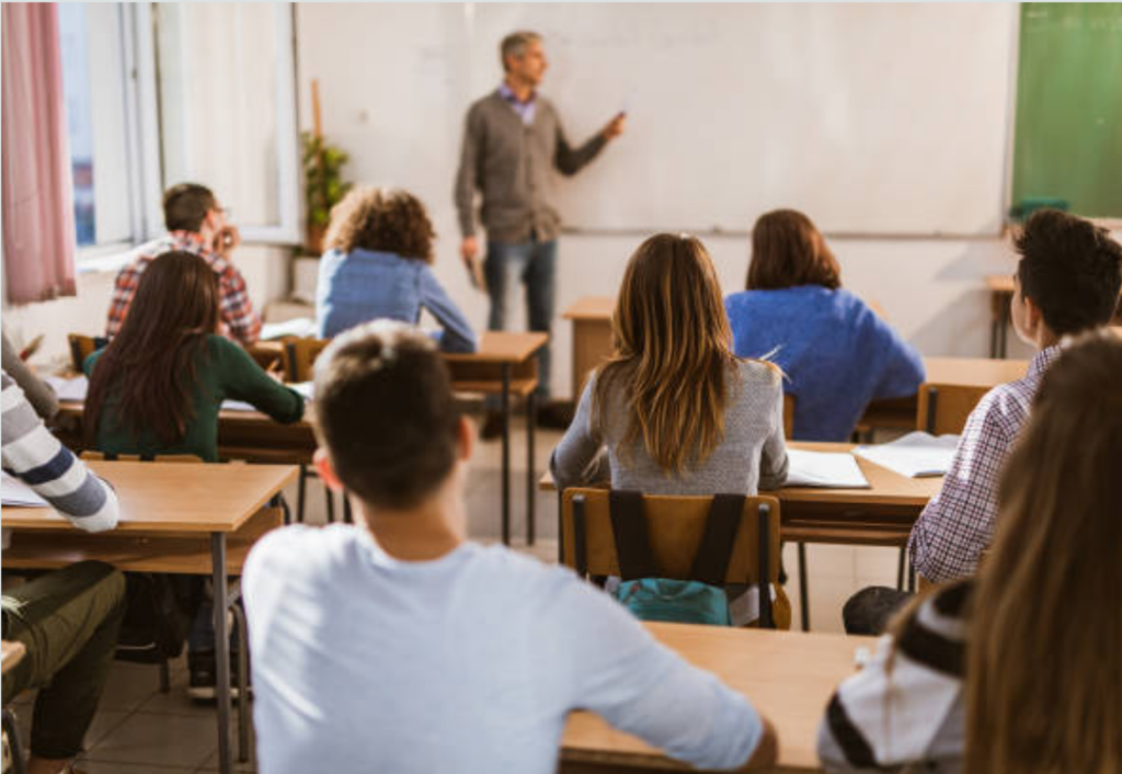 salle de classe avec élèves et professeur
