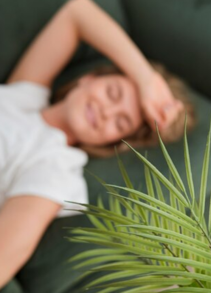 Femme qui se détend sur son canapé 
